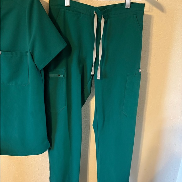 Figs Hunter Green Scrubs - Picture 5 of 11